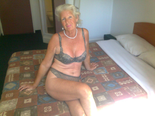 hotgrannysluts: Mature slut in  Newtown St Boswells wants to swap nudesGranny Sluts @ ap