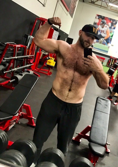 straightdudesexting:Football hunk Kyle Long
