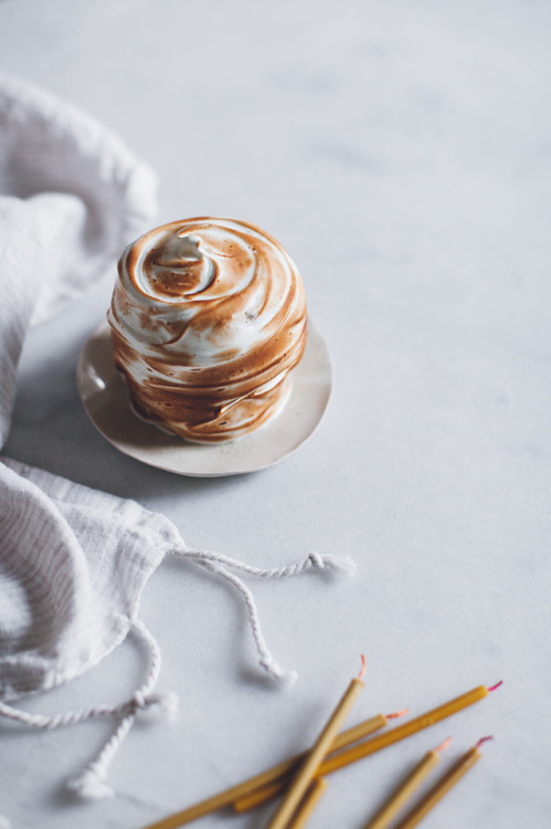 sweetoothgirl:  MINI PUMPKIN CAKES WITH CARAMEL PASTRY CREAM AND TOASTED LEMON MERINGUE FROSTING