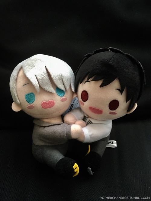 yoimerchandise:  YOI x Kotobukiya es Series nino PitaNui Plushes Original Release Date:June 2017 Featured Characters (3 Total):Viktor, Yuuri, Yuri Highlights:These adorable plushes will “grab” onto anything that can fit between their arms, so I made