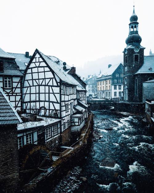 utwo:Monschau GermanyMonschau is a small historical town located in the hills of the North Eifel in North Rhine-Westphalia (German: Nordrhein-Westfalen) in Germany,  situated just 4 km across the Belgian border. The picturesque old town  center has many