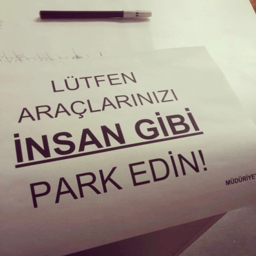 Apartman girişine yabıştırcam..