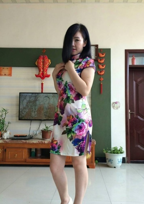 liujinji: chinesewomensexualized: cdlvmanu: 气质舅妈 Slutty bodied china doll to serve you I know few Ch