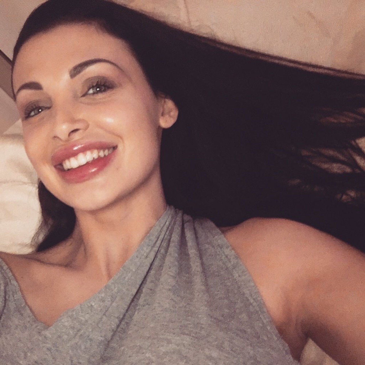 therealalettaoceanxxx:  Live love laugh 😚😄