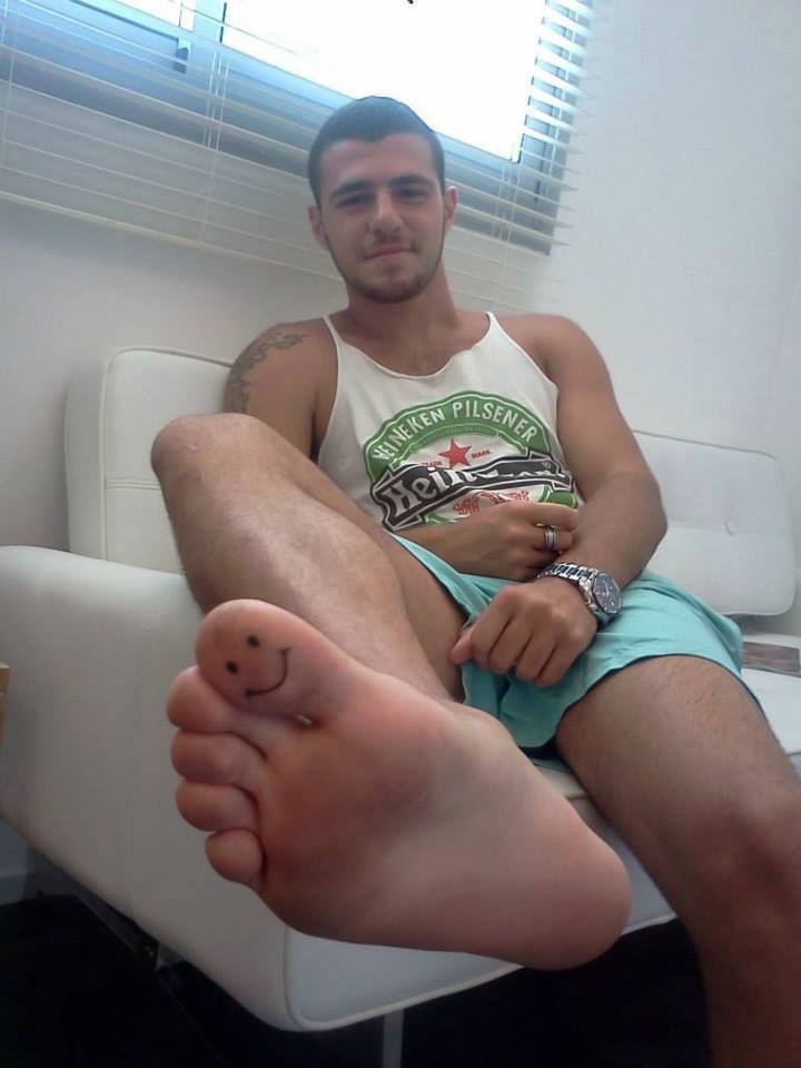 themalefeet:  showmeyourfeet:  ♥  :) 