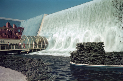 newyorkthegoldenage: burningstandard: Color Photos of the 1939 New York World’s Fair Source: T