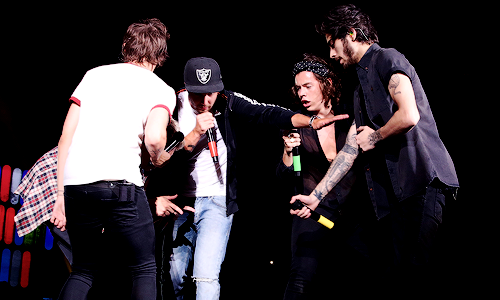harrystylesdaily:  Toronto, Canada - 8/01 