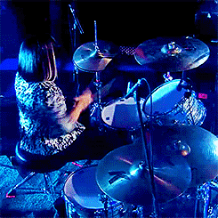 itsactuallycorrine:  sleater-kinney performs “a new wave” on letterman (x) 