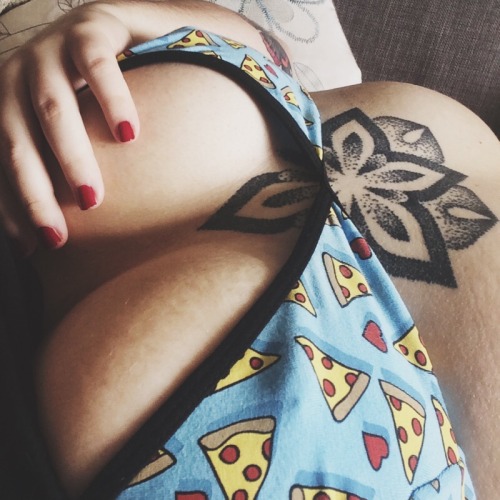 rose-velvette:  Pizza boob
