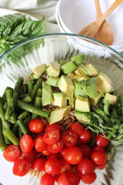 vegan-yums:  Balsamic veggie pasta salad