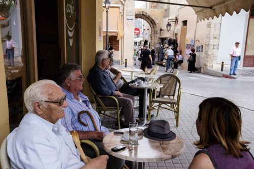 Coffee hour in Rethymno near the entrance to the Old Town. 