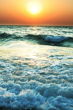 viciousbri:  r2–d2: Sea Waves by Ramakantah