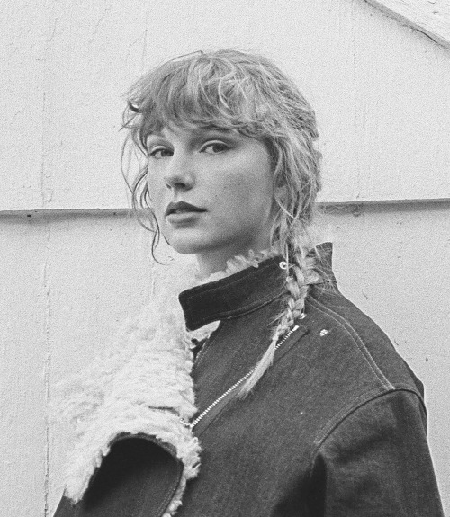 taylornation: The evermore album deluxe edition is now available to download and stream!! Let us kno