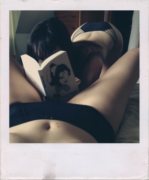 michaelfaudet:exhibit36a:ladyroue snuggling in for a read of Dirty Pretty Things in the crook of my dirty pretty thing michaelfaudet  Isn’t she sexy? 😍  I hope you both enjoy my book. Thank you so much. xxDirty Pretty Things by Michael FaudetOrder