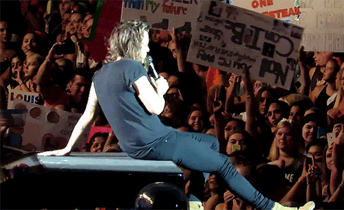 2tiedships2: ♡ 31 Days of Larry ⇢ Day 12: Harry - Bell bottoms or skinny jeans♡ Support: Louis&rsquo