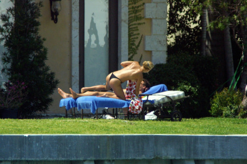 toplessbeachcelebs:  Anna Kournikova (Tennis Player) sunbathing topless in Miami (April 2001) Here’s a Flash From the Past: 19 year old tennis star Anna Kournikova tanning topless! These classic paparazzi photos have just surfaced in high quality (as