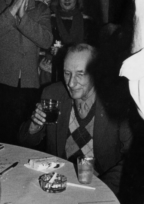 Aceita um gole? De todas as nacionalidades, escritores sempre afinados com o copo.
1.Truman Capote; 2. Jack Kerouac; 3. Roberto Bolaño; 4. Charles Bukowski; 5. Vinicius de Moraes; 6. Tennessee Williams; 7. Dylan Thomas; 8. Ernest Hemingway; 9....