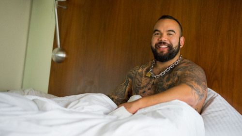 noodlesandbeef: Special Hotel Butts guest is big pup, bringing him breakfast in bed from the “