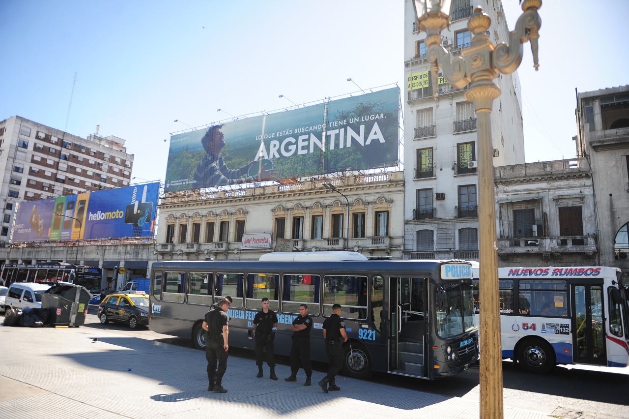 ONCE. Después del desalojo de ayer que dejó 5 detenidos, plaza Once y sus alredores es patrullada por la policía para evitar que los manteros vuelvan a instalarse para vender su mercadería. (Jorge Sanchez)
MIRA LA FOTOGALERIA HD