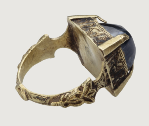 gemma-antiqua:Seljuk gold and sapphire ring, dated to the 12th to 13th centuries CE. The ring was fo