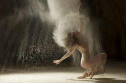 f-l-e-u-r-d-e-l-y-s: Dancers Photography by Ludovic Florent  ” Poussière d’étoiles” is a series realized by French photographer Ludovic Florent. He gives pride of place to dancers full of grace by adding flour. Sand grains highlight the majestic