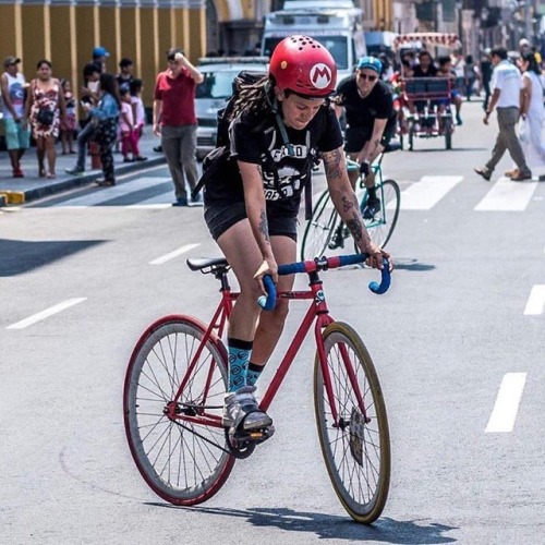 fixiegirls: Repost from @ginost.jayro @mindofrobot @anzabikes #fixietrick #fixietricks #fotografia #
