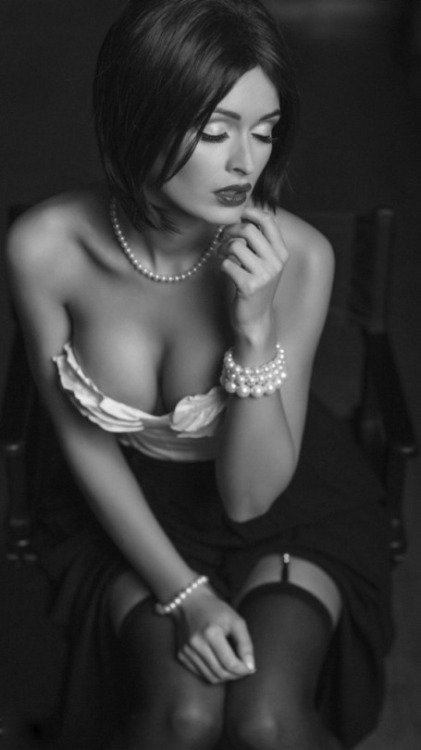 speak-softly-my-love:  Silk/pearls++++++Black stalkings…….
