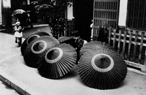 Une vendeuse de parasols au Japon. Photographie de presse. Agence de presse Mondial Photo-Presse.