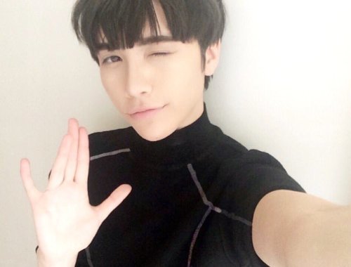 レン‏@RenvoirThought my new hair and my eyebrows matched Phichit Chulanont from Yuri On ice! A quick c