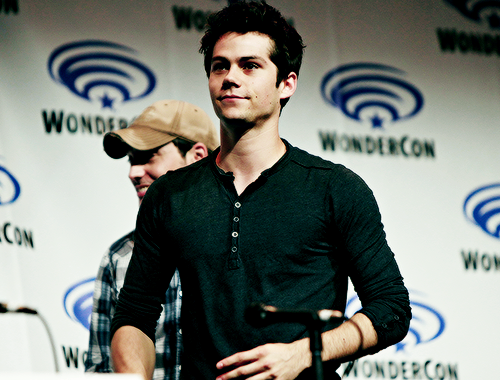 devildoll:  jesperfahey: Dylan O’Brien @ WonderCon 2014 ©  THE AGONY CONTINUES 