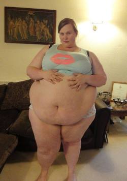 getbigger70:  mcflyver:  amobbw-ssbbw:  Que me dices de esta belly…. beautiful  I’d kiss that.  Sure.  Kiss every inch