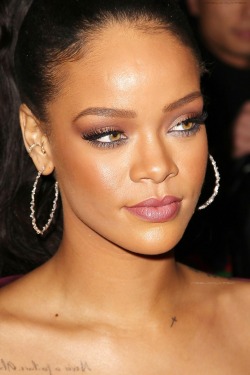 arielcalypso:Rihanna attending “Zac Posen