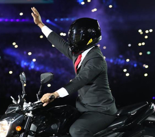 In case you missed the opening ceremony of the #AsianGames in Jakarta last night, #Indonesia’s President Joko Widodo, took it to the next level🕶🏍, making his way onto the stage of Gelora Bung Karno Main Stadium on a motorcycle. Prior to his entrance,...