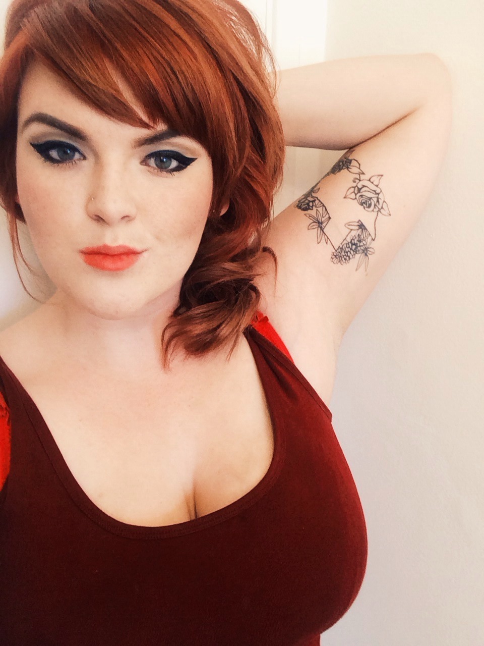 Curvy hair. Curved hair girl. Curvy hair Color. Curvy redhead