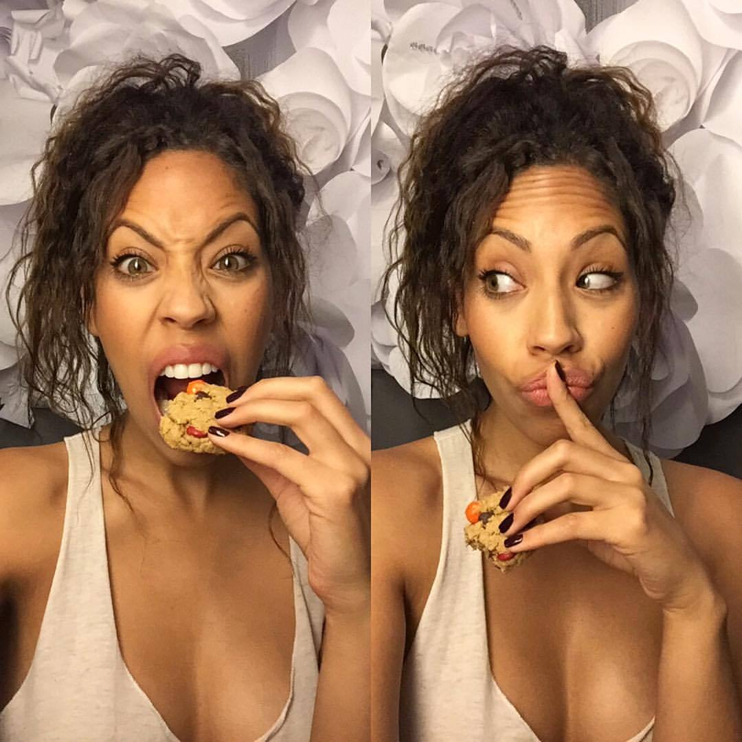 timothydelaghetto:  When your girl sends you 🔥🔥🔥 selfies of her eatin cookies