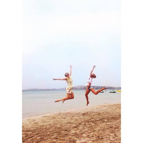 Yayyyy #happy #loveyou #happygirls #jump #beach #sundayfunday #turkey #çeşme #vsco #vscocam #travel 