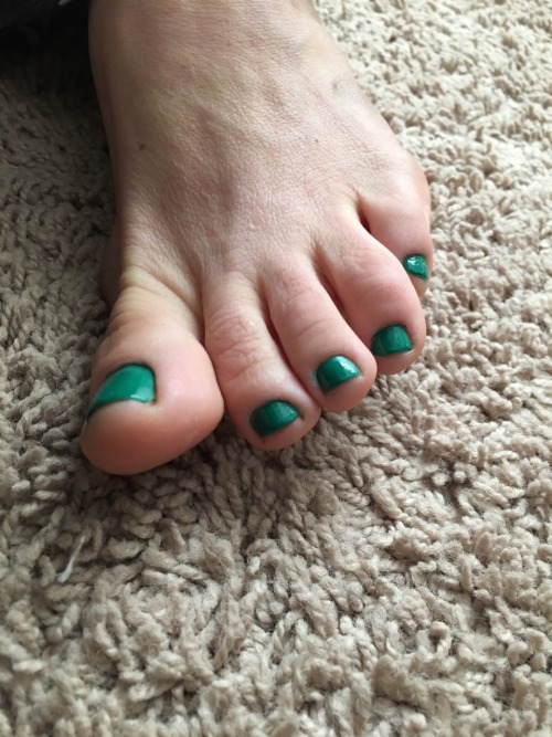 opentolife37: New Christmas green pediLove this color on my sexy little toes 