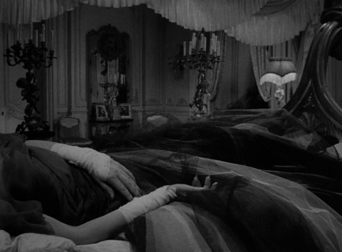 365filmsbyauroranocte:  Sunset Boulevard (Billy Wilder, 1950): hands 