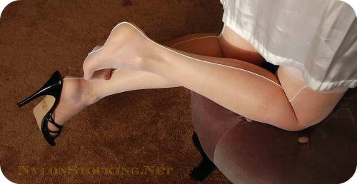 nylonstockingnet:True Vintage Albert’s barefoot nylon stockings at;    