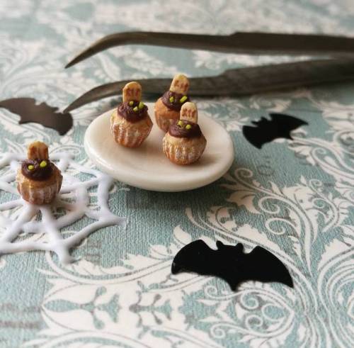 Mini graveyard cupcakes in 1:12 scale. Handmade from polymerclay. #miniaturefood #minifood #dollhous