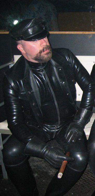 hungkinkbot: primaryboots: A truly magnificent rubber master! rubber masters are freaking AWESOME. T