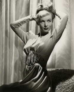 gmgallery:  Veronica Lake, 1945www.stores.eBay.com/GrapefruitMoonGallery