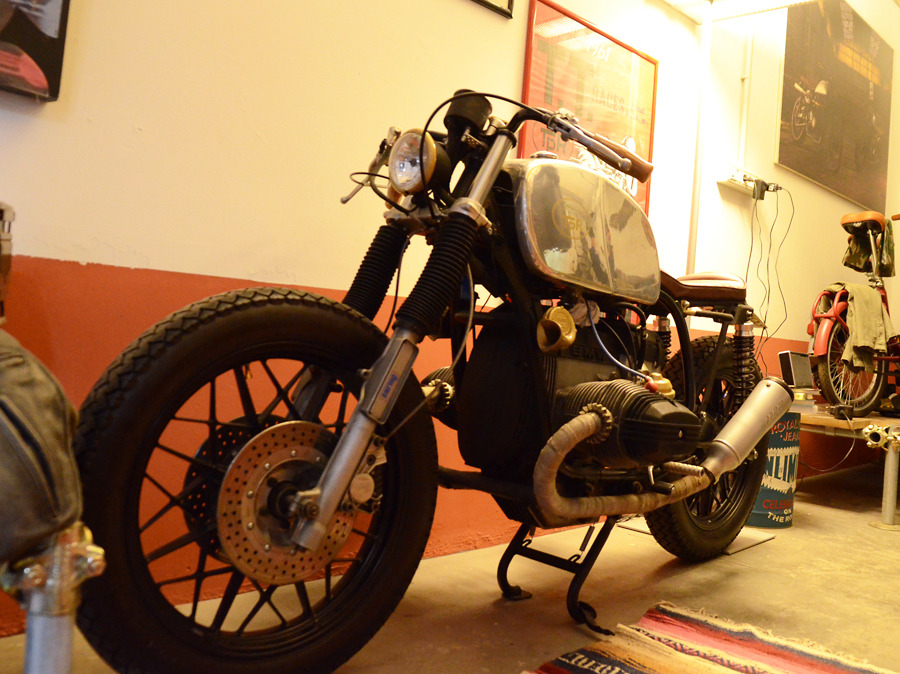 nakajima46works:  BMW Custom in EICMA EICMAミラノショーで見かけたBMWカスタム達。3年前まではまったくなかったカスタムBMWが、ここ数年で急激に増えていて、ちょっとしたブームになっているそうです。カスタムのクオリティは様々ですが、日本では見る事のできないようなカスタムもあって面白いです。左上のアルミ外装のモノレバーR65はミラノのRadikal