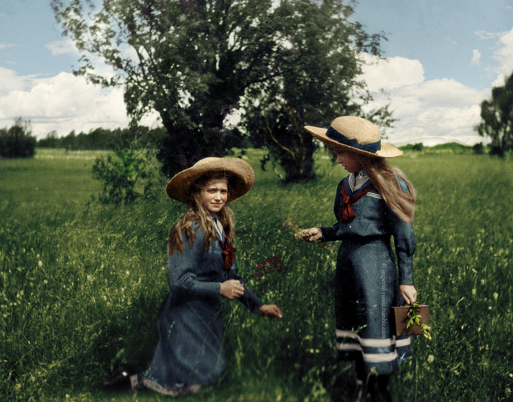 imperial-russia:  Grand Duchesses Maria Nikolaevna and Anastasia Nikolaevna 