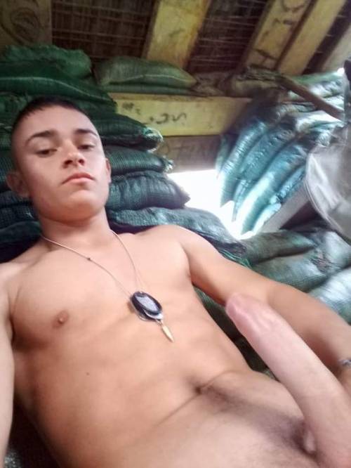 chicosmuycalientes:  Aporte, que delcia de papito y que rica verga. Militar  colombiano, heterosexual! Con novia, 25 años. Hermoso cuerpo y tremenda verga que se cargaManda tus aportaciones a pajaroparao11@hotmail.com o mensaje directo