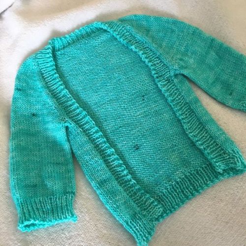 A quick knit baby sweater for one of Abby’s teachers.Pattern: Newborn Vertebrae Yarn: @chileknitz 