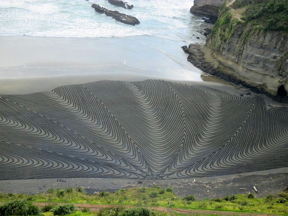 itscolossal:  See more: Expansive New Geometric Drawings Trampled in Snow and Sand