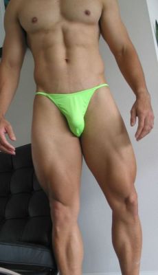 manthongsnstrings:  Hot body and great bulge 