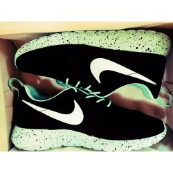 thoughthedistance:  sneaker game too bombb😩👌 #nikeId #roshe 