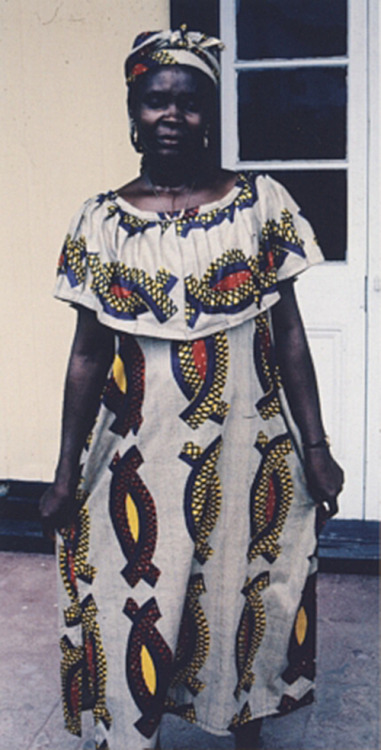 ukpuru:A woman wearing print cloth with the nsibidi sign for love. Calabar, Nigeria, 1997. Photo: Ek